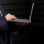 man met laptop in de hand