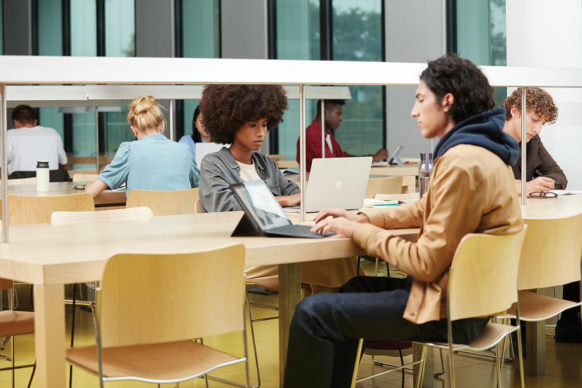 Studenti universitari che studiano al computer