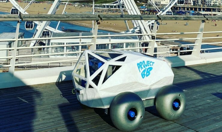 Deze beach rover maakt het strand peukvrij.