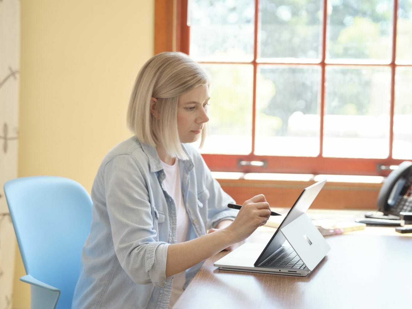 Dame som jobber på laptop