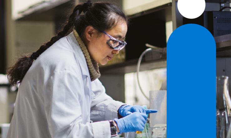 vrouw in laboratorium die met technologie werkt