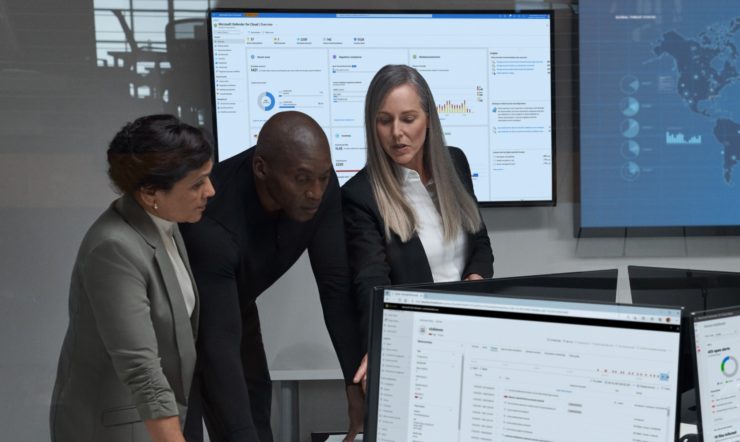 Collega's die naar hun online beveiliging kijken | Verbeter jouw IT-beveiliging met Microsoft Sentinel