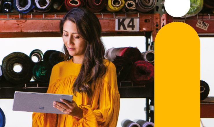 Vrouw in magazijn met Surface device