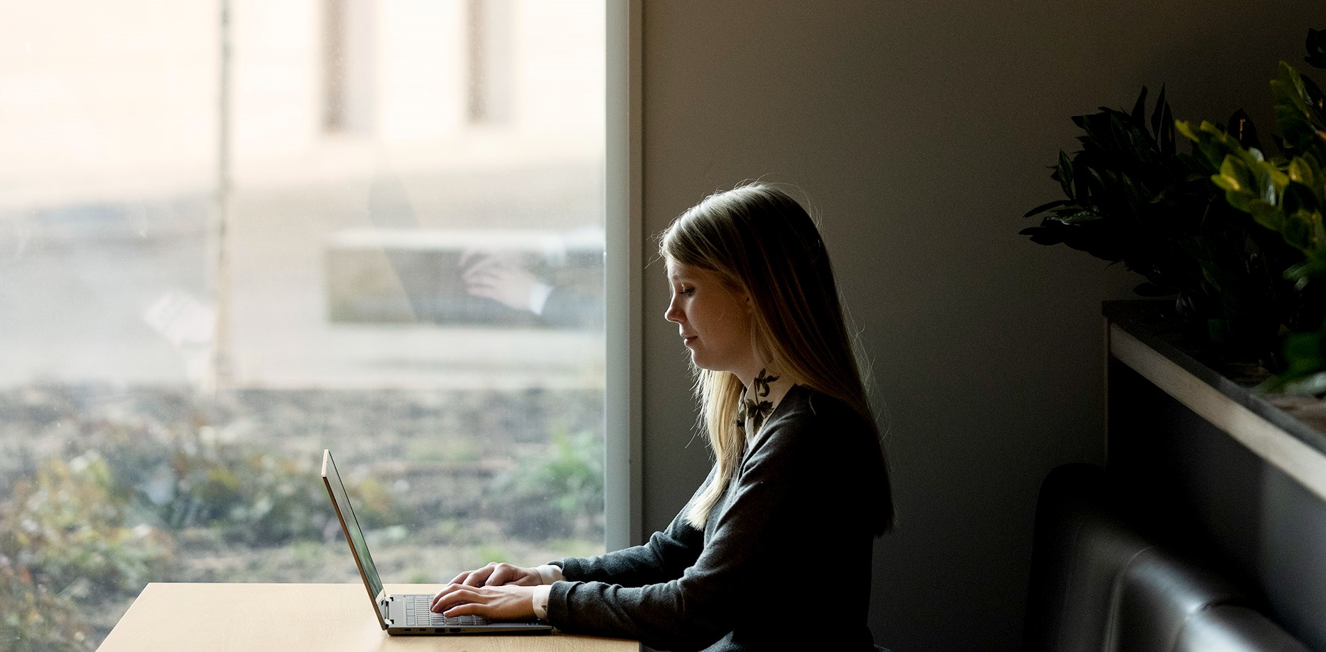 Sara Bergman sitter på en PC foran et vindu