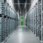 Microsoft datacenter hot aisle rij hoge server racks centraal licht