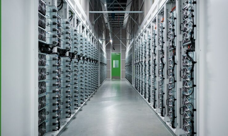 Microsoft datacenter hot aisle rij hoge server racks centraal licht