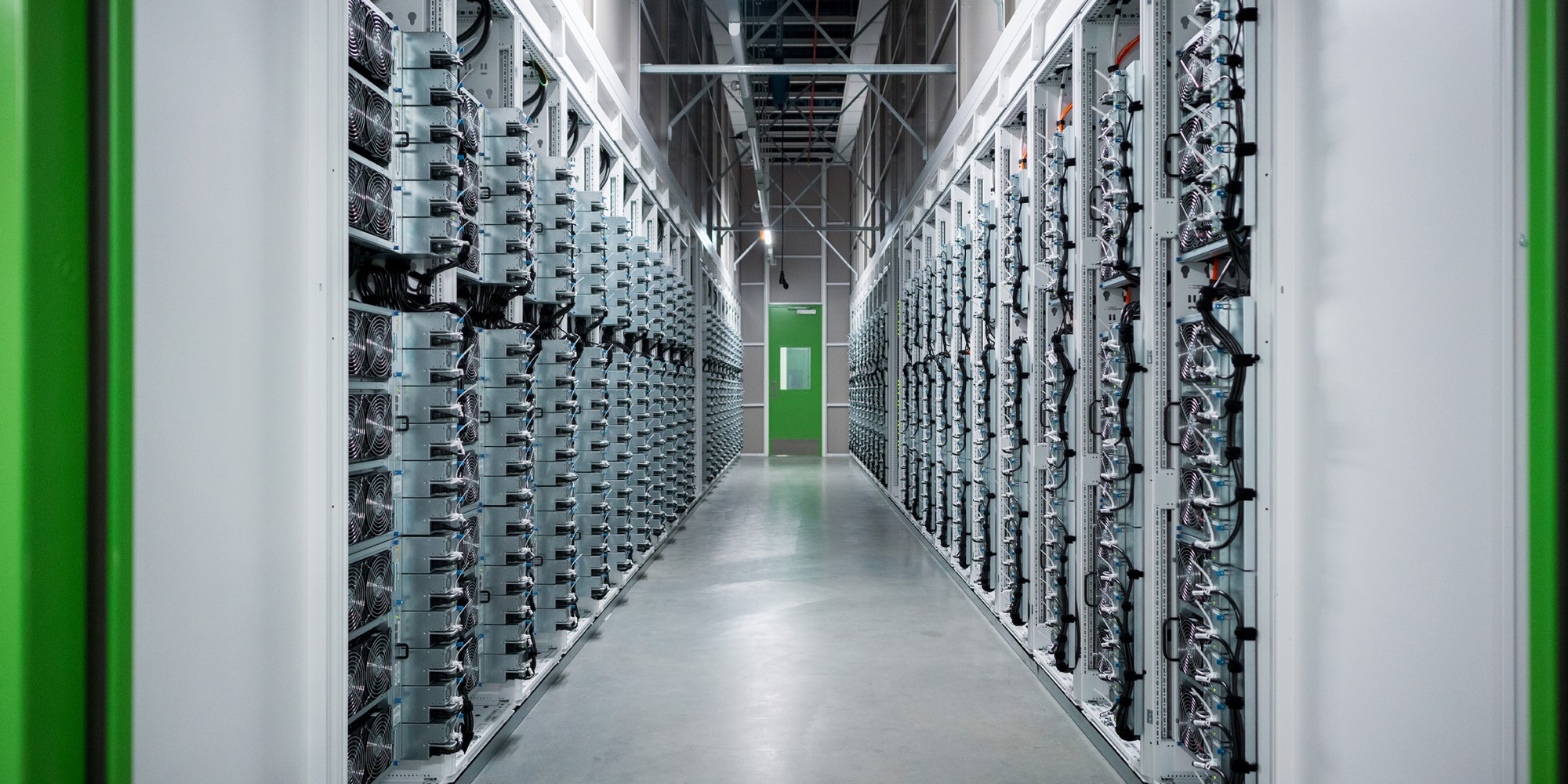 Microsoft datacenter hot aisle rij hoge server racks centraal licht
