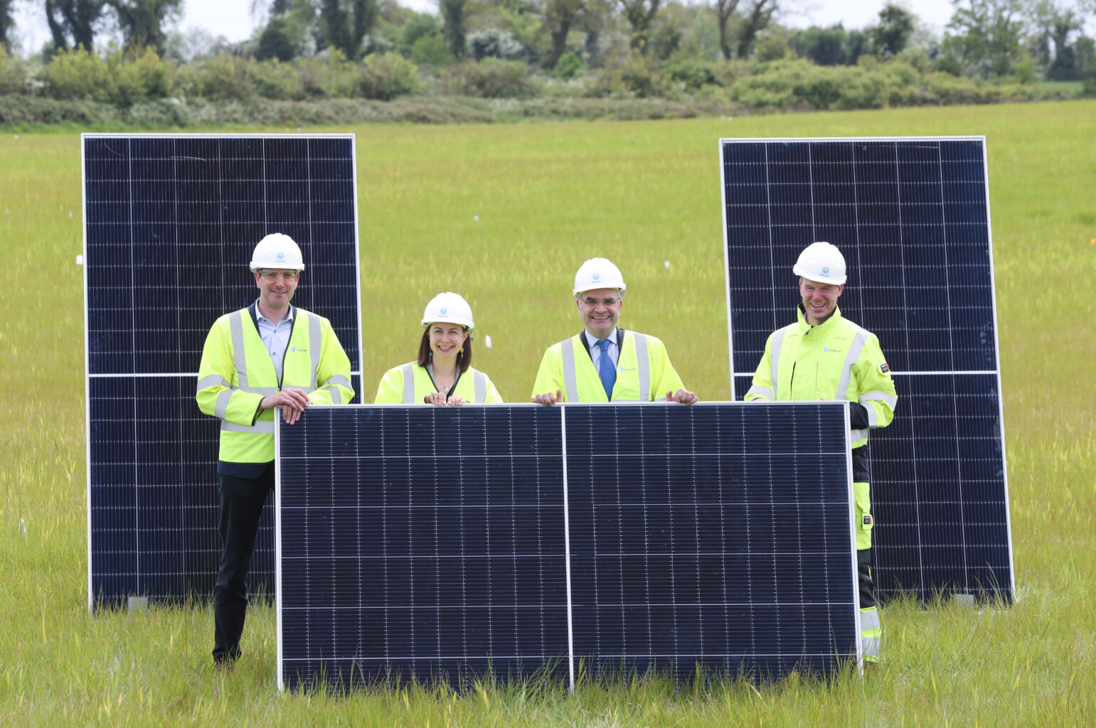 (l to r) Eoin Doherty, Microsoft’s Cloud Operations & Innovation EMEA Regional Leader, Kourtney Nelson, Director, Renewable Energy Procurement at Microsoft, Minister of State for Trade Promotion, Digital and Company Regulation, Dara Calleary TD, and Kevin O’Donovan, Senior Vice President at Statkraft Solar farm