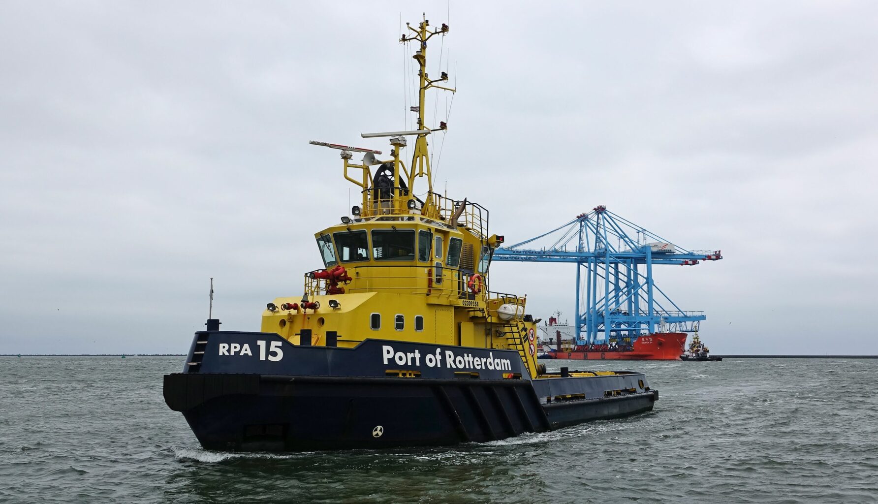 big ship and cranes in the background at sea hybride werken