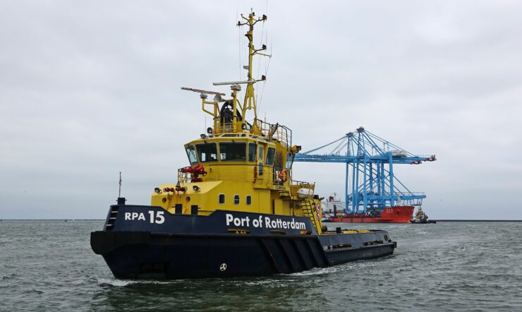 big ship and cranes in the background at sea hybride werken