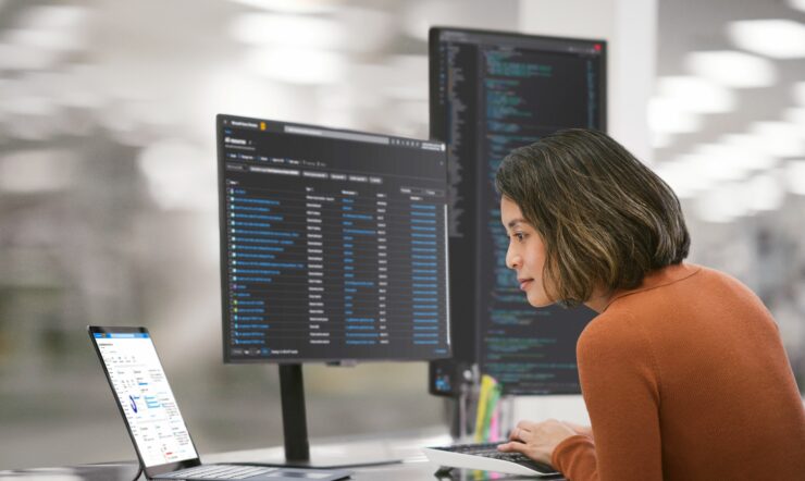 donna che lavora in ufficio