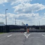 Eine Strasse mit Verkehrszeichen